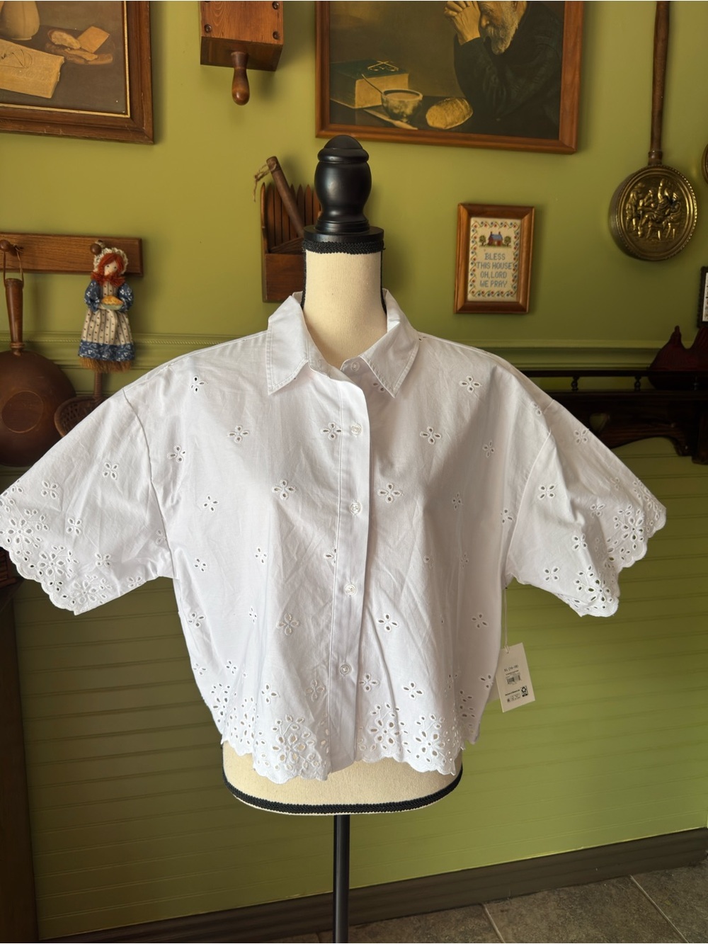 White Eyelet Button-Front Crop Shirt - Unbranded